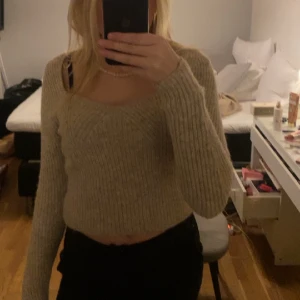 Stickad tröja - Stickad tröja från Gina. Strl S.