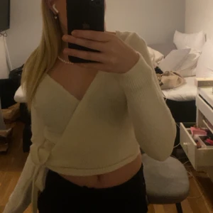 Tröja  - Stickad tröja från NA-KD med knytning i sidan. Strl S. 