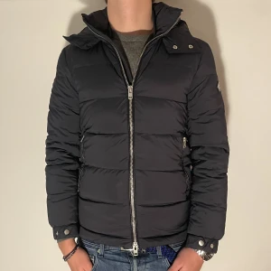 J.Lindeberg Jacka  - J.Lindeberg Vinter Jacka - storlek S - 9,5/10 varan är i jätte fint skick, inga flaws - nypris ~ 4700: vårat pris 2099kr - modellen är 188cm och 83kg - vid frågor eller funderingar är det bara att skriva!