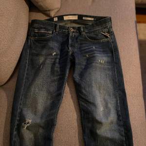 Ett par riktigt snygga replay jeans storlek 32 mer för dig som inte gillar slim utan dem här är straight fit