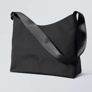 Väska - Intressekoll på denna populära väska från weekday. Köpt för 400kr