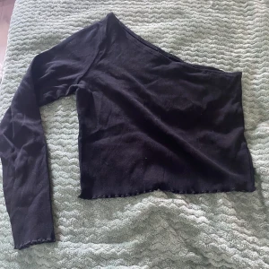 Tröja  - En svart enarmad tröga som använts fåtal gånger