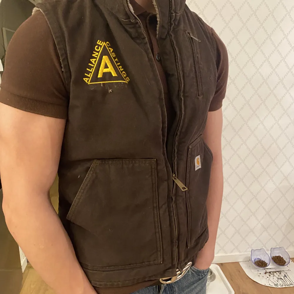 Säljer min choklad bruna vintage väst från carhartt då jag har växt ur den. Den är i bra skick för att vara vintage. Jag är 183 . Jackor.