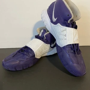 Kyrie 6 bre orchid - Basketskor i storlek 45 men passar även 46 dessa är väldigt sällsynta och går för 4000 i stockX