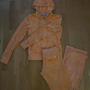 Juicy couture dress i orange. - Använd ett fåtal gånger, nästan som ny. Köpt i butik, kvitto finns inte. Storlek S. 