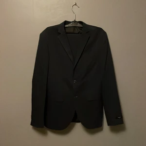 Jack & Jones kostym - Kostymen är använd en gång på skolavslutningen, jag tror det är en storlek 48 och motsvarar s-m Byxorna medföljer också!  nypris: 1290