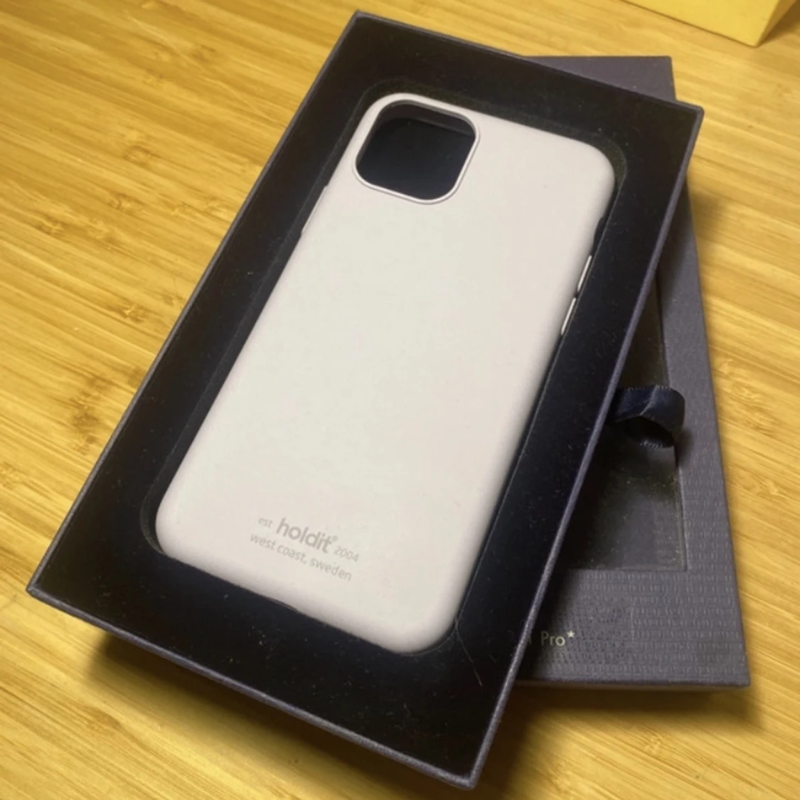 Ett lila iPhone 12 och iPhone 11 pro mobilskal - 91