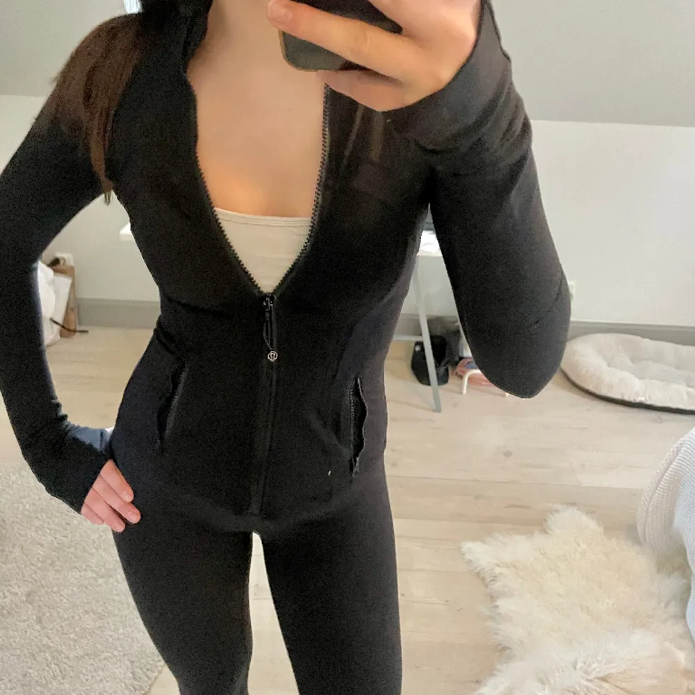 Skit snygg bbl jacket från lululemon. Sparsamt använd och inga defekter. Lappen med storleken på har åkt bort men passar s-m! . Hoodies.