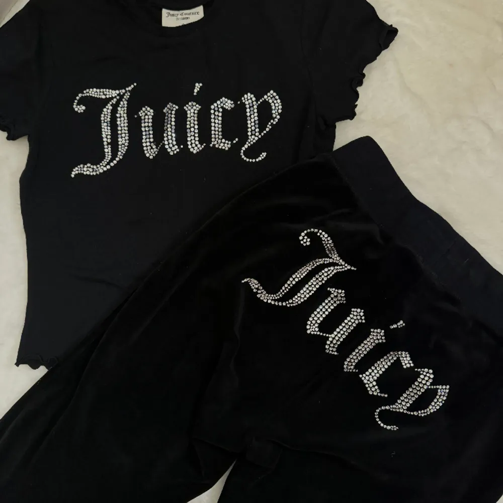 Säljer mina svarta juicy byxor tillsammans med en matchande t-shirt då det inte kommer till användning längre 🖤. Övrigt.