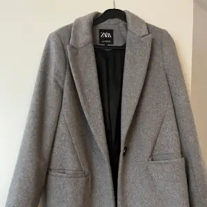 Snygg medel lång kappa från Zara. Använt den mindre än fem gånger och säljer kappan eftersom den inte passar mig.