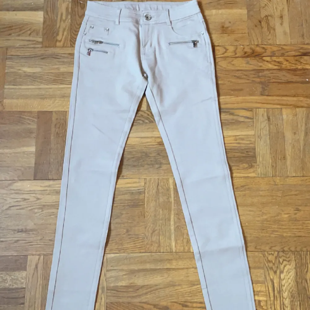 Beiga jeans med fake fickor, helt oanvända, storlek L men passar nog bättre M eller S. Jeans & Byxor.