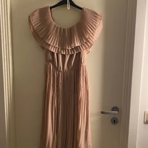 Klänning - Smutsrosa off the shoulder klänning, använ nåra gånger bara, vet inte vilket märke, väldigt bra skick.