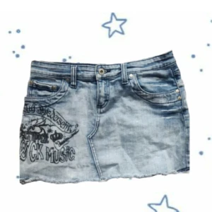 jeanskjol - Jättefin jeanskjol från märket pimkie, köpt secondhand. Jättefin och bra kvalitet men den kommer inte till användning, den är lite stor i midjan på mig🌟mått: 39cm midja 30 cm längd