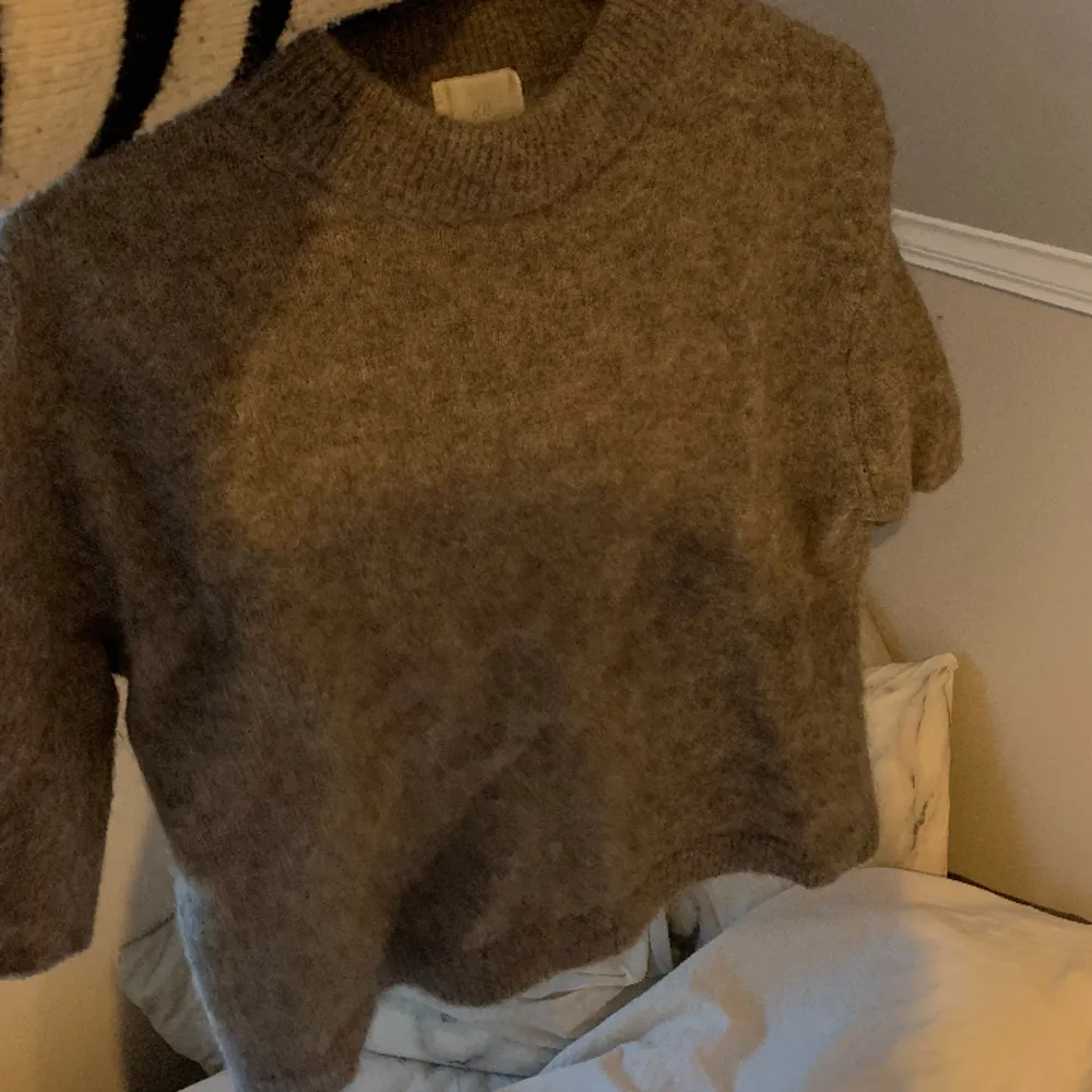 beige /brun Stickad tröja från HM som jag klippt till en t-shirt ANVÄND INTE KÖP NU💕. Stickat.