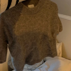 Kortärmad stickad tröja  - beige /brun Stickad tröja från HM som jag klippt till en t-shirt ANVÄND INTE KÖP NU💕