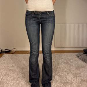 Snygga lågmidjade jeans som ej kommer till användning. De är köpta här på plick och är knappt använda. Midja: 80 cm innbernslängd: 85 cm. Jag är 1,70🫶🏼