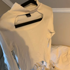 Vit topp med öppning vid bröstet - Från gina💕aldrig använt 
