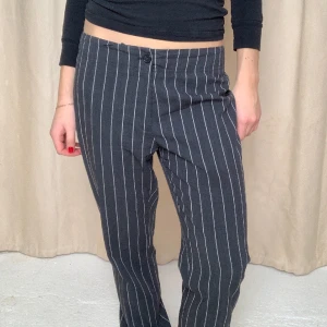 Randiga byxor - Randiga kostymbyxor från Filippa K! De har en dragkedja längst ner som ger dem en slit ✨ jag är 165