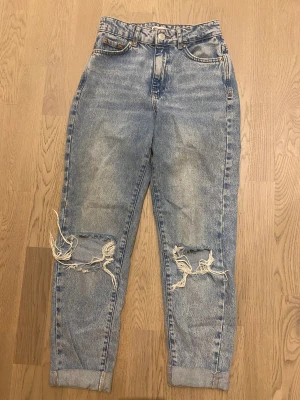 Jeans från Gina tricot - Straightleg lite bagge jeans från Gina tricot, High rise. Bra skick.😊