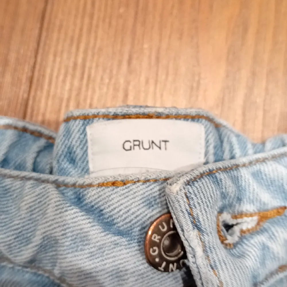 Riktigt snygga ljusblå jeans från grunt liten ljus fläck vid gylfen  Köparen står för frakt  Tveka inte att ställa frågor🙂. Jeans & Byxor.