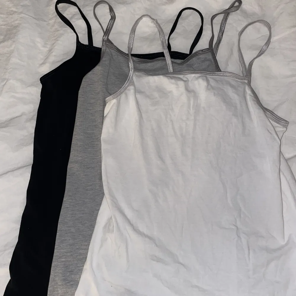 Säker dessa tre linnen för 50kr från H&M, i storlek 158/164. Färg: vit, svart och grå.. Toppar.