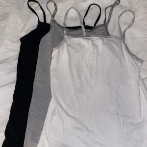 Säker dessa tre linnen för 50kr från H&M, i storlek 158/164. Färg: vit, svart och grå.