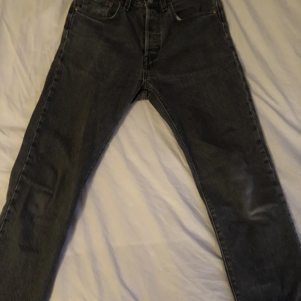 Det här är mina gamla Levis 501 köpta för 700kr. Skicket är 8/10. Strl-W26 L30. Pris kan diskuteras vid seriös köpare. Jeans & Byxor.