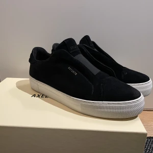 AXEL ARIGATO Clean 360 laceless - Axel Arigato Clean 360 laceless sneakers i svart mocka. Storlek 43. I princip nyskick, använda ytterst få gånger. Originalförpackning medföljer. Nypris 2650. Mitt pris: 1400, dock rörligt vid snabb deal! ☺️