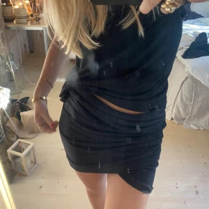 Kjol - SUPER snygg glittrig kjol, säljer för tjat har för många 