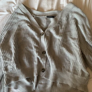 Grå stickad kofta - Säljer denna söta gråa stickade kofta