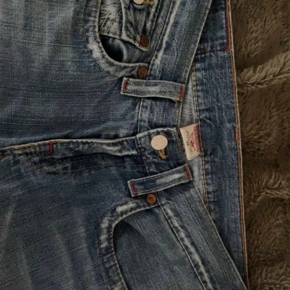 snygga trueys 🙏🙏🙏 modellen är billy, midjemått tvärs över 45 innerbenslängd 80! funkar för tjejer och killar ig 😇 säljer även ett par bootcut i modell. Jeans & Byxor.