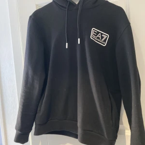 Ea7 hoddie - Ea7 hoddie använd ett fåtal gånger strl S skick 9/10 pris kan diskuteras vid snabb affär 