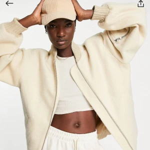 Bomberjacka - Helt oanvänd, lite varmare bomberjacka från ASOS. Säljer då den är för stor för mig (jag är 170 cm lång) Skulle säga att den är lite oversized! Nypris 929 kr 