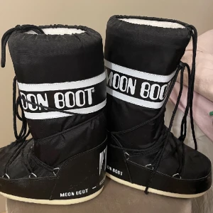 Moonbots  - Fint skick, använda endast i hemsedal, ser lite slitna ut men bara lite smuts som går att borsta bort.