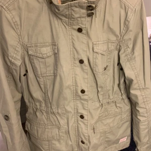 Grön vintage jacka  - Jättefin jacka med fina och praktiska detaljer! Som till exempel en luva gömd under en dragkedja som sitter runt kragen. Även en justerbar midja.☺️om du är intresserad och vill ha fler bilder är det bara att skriva och fråga!