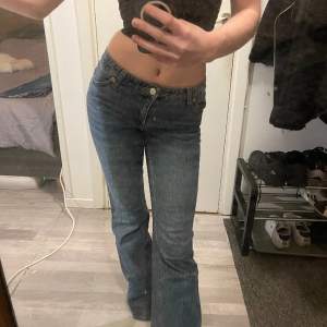 Säljer dessa monki jeans som äe näst intill oanvända i storlek 25