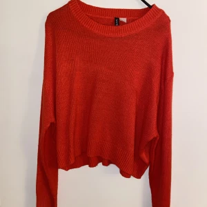 Stickad tröja - Röd stickad tröja, aldrig använd ❣️