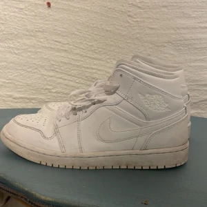 Vita Jordans - Säljer ett par vita Jordans  I storlek 40