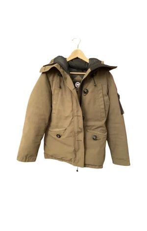 Canada Goose Jacka - Små fläckar men annars top skick.  Säljes pga köpt ny Kvitto ingår i köp Pris diskuteras via dm