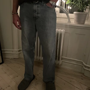Weekday jeans  - Nästan aldrig använda Galaxy jeans, W31 L32. Jag är 187 för referens. Säljer då garderoben måste tömmas.