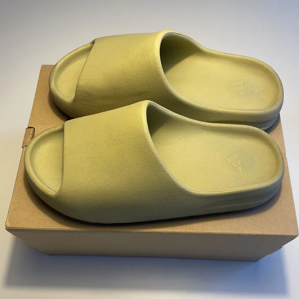 Säljer mina Yeezy slides för riktigt billigt pris! Svin sköna tofflor att ha hemma nu på vintern men även ute på sommaren. Använda några gånger. Tvättar tofflorna vid köp! Storlek 46 (passar perfekt på de som har 42-45 då storlekarna är små) . Kengät.