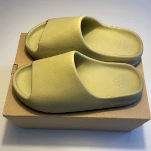 Yeezy slide  - Säljer mina Yeezy slides för riktigt billigt pris! Svin sköna tofflor att ha hemma nu på vintern men även ute på sommaren. Använda några gånger. Tvättar tofflorna vid köp! Storlek 46 (passar perfekt på de som har 42-45 då storlekarna är små) 