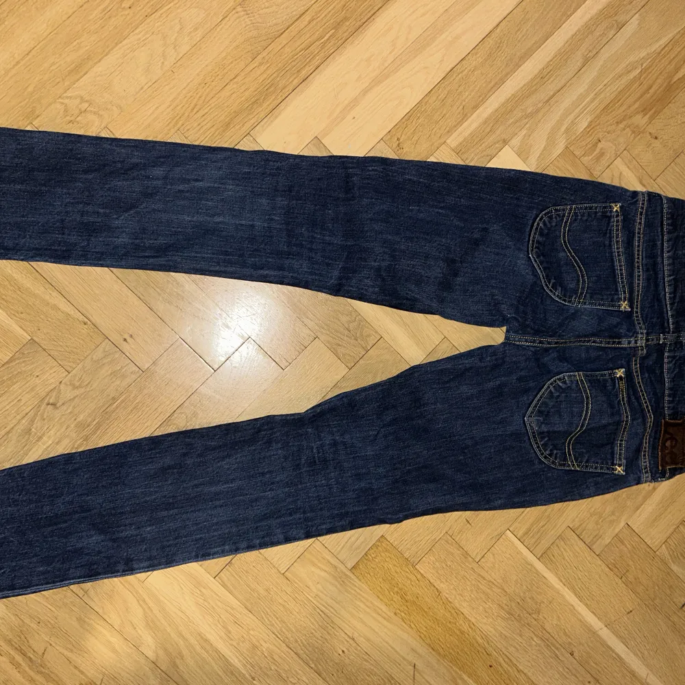 Superfina lågmidjade Lee jeans i toppenskick! Passar nog bra på en XS🫶🏻. Jeans & Byxor.
