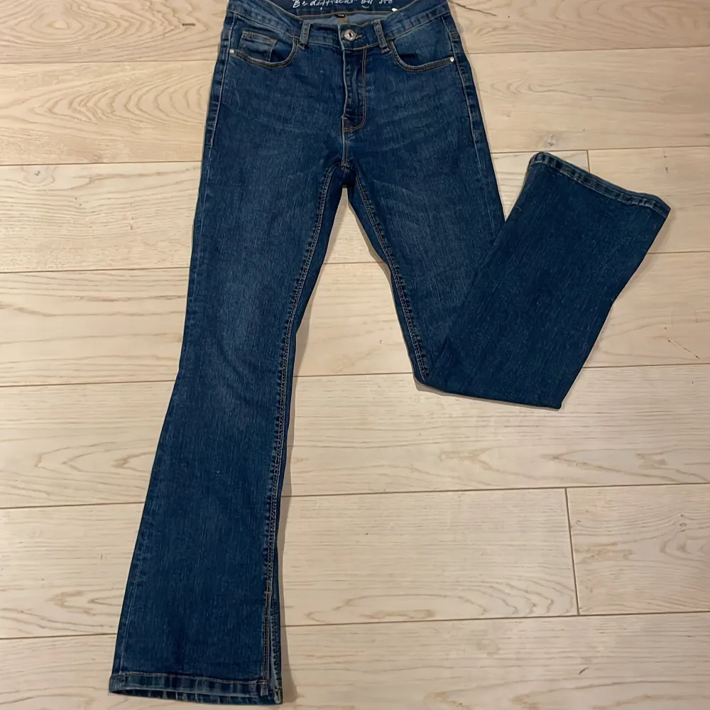 Säljer ett par skit snygga mörkblå low waist jeans som har en liten slits. I storlek 158 och är för korta för mig som är 160. . Jeans & Byxor.