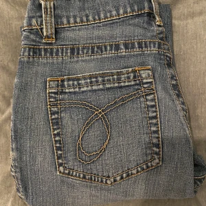 Vintage Flash Jeans Straight 38 - Jeansen är midwaist och är gnaksa långa i längden, passar dig mellan 160-170. Jag brukar ha storlek 36 och de passar perfekt, kan upplevas tajta om du har storlek 38