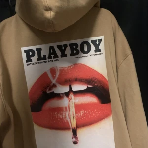 Playboy hoodie  - Helt ny, väldigt stor i storleken