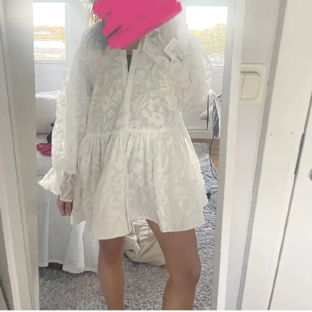 Långärmad vit klänning. Köpte på Plick men är helt oanvänd. (De två första bilderna är från hon jag köpte klänningen av). Klänningar.