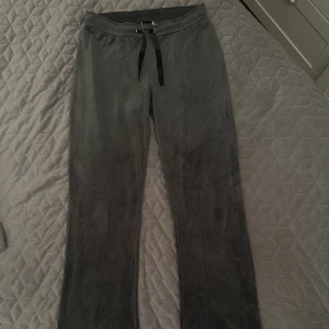 Gråa mjukisbyxor från Ginatricot  - Har ingen användning av dessa, de är dock super sköna och ser ut att vara nya. Passar mig i längden som är ungefär 168cm😁 Ordinarie pris: 199kr