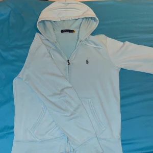 Polo Ralph Lauren Zip - Säljer min jättesnygga polo zip som är köpt för 1795kr. Använd ett fåtal gånger. Storlek S kan passa M också. Pris kan diskuteras.