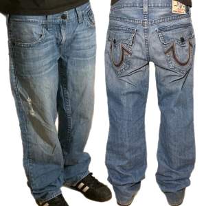 Äkta True religion jeans i modell straight storlek W34. Lite sliten i grenen. Jag på bilden är 180 cm. Mått: ytterbenslängd - 108 cm, midjemått - 44 cm, benöppning - 23 cm. Skriv för fler bilder och frågor. 